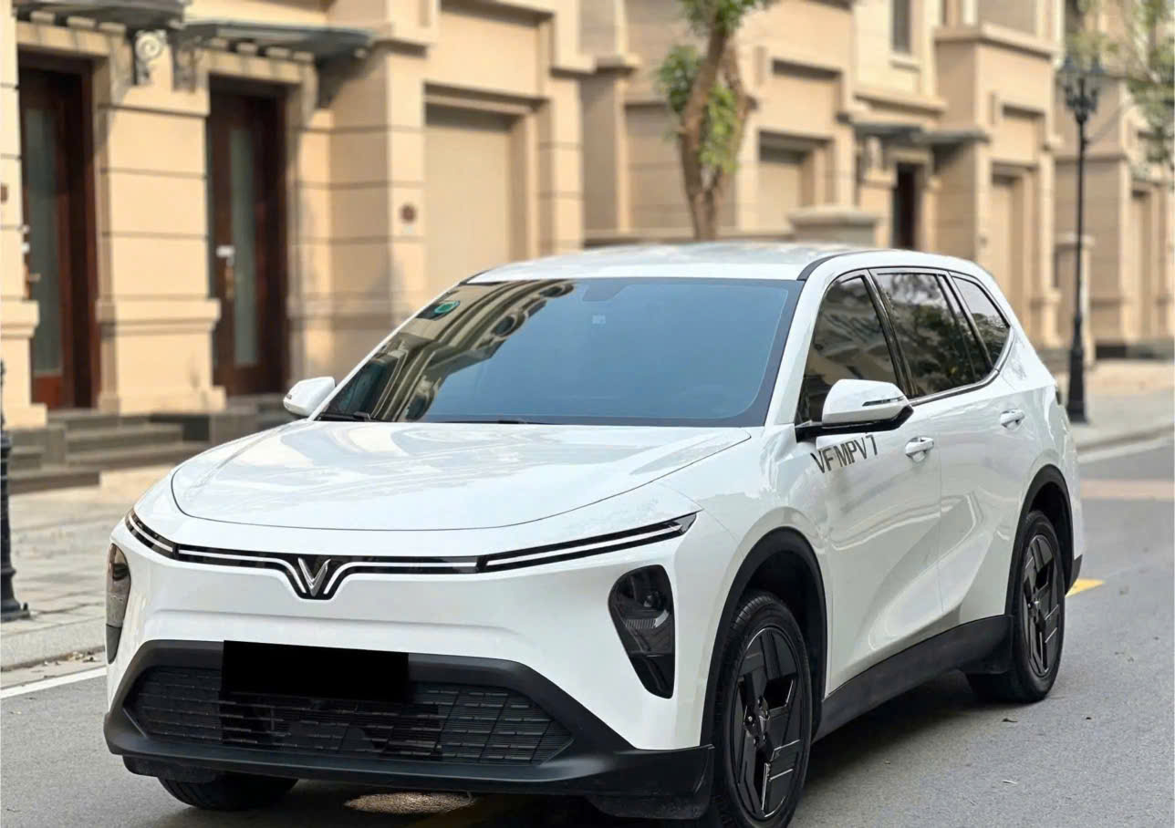 Xe dịch vụ màu trắng